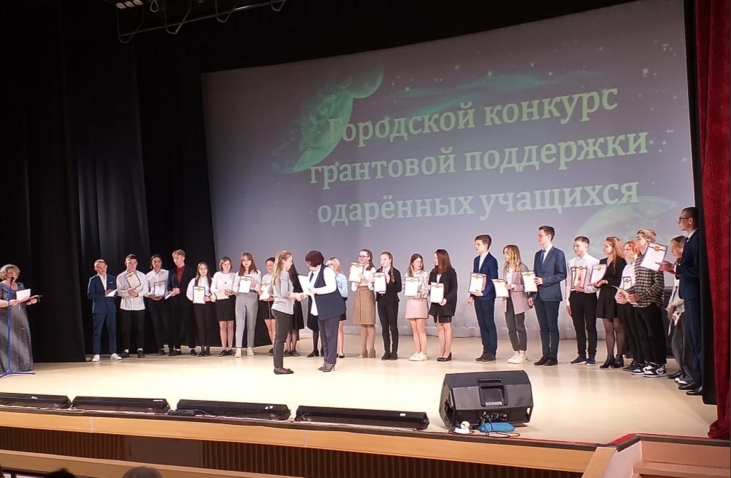 По 20000 рублей одаренным детям